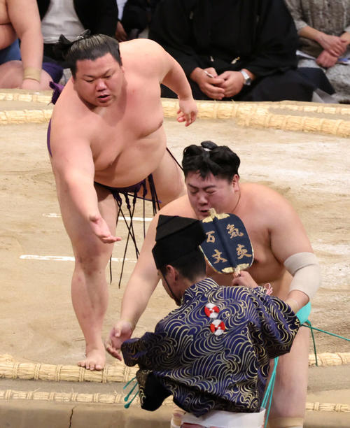 珍事】敗れた一山本は行司を押し出してしまった「行司さんに勝ったから