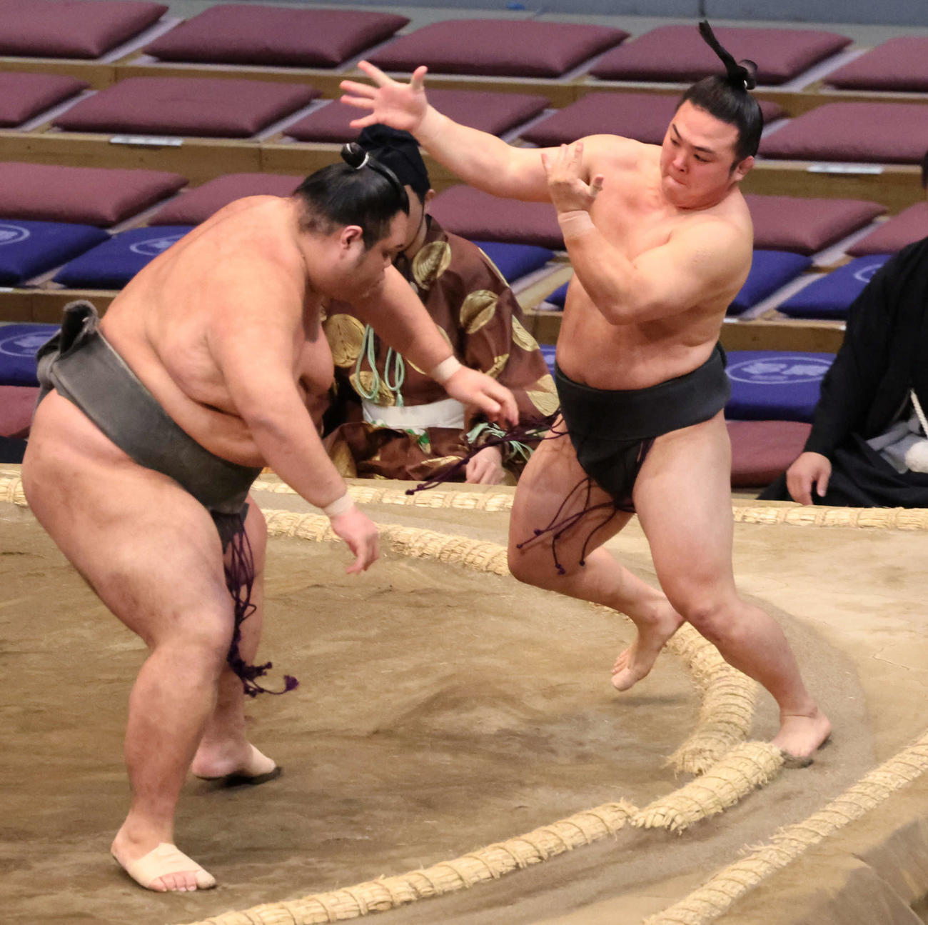 幕下の炎鵬（右）は一意に押し出しで敗れ土がついた（撮影・西尾就之）