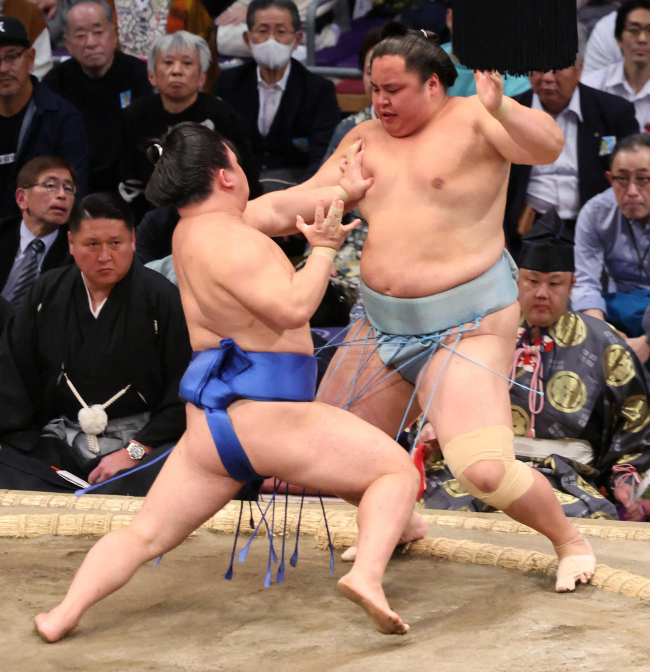 藤ノ川が突き出しで琴勝峰に勝ち5連勝（撮影・西尾就之）