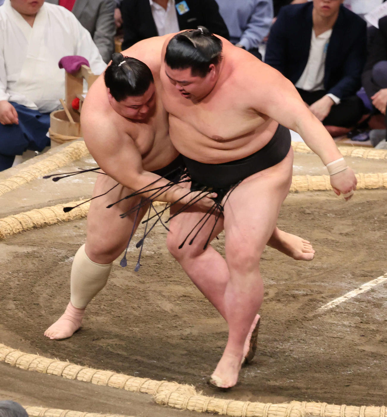 義ノ富士（左）は正代に寄られたが、上手投げで体勢を入れ替え、寄り切りで勝利した（撮影・西尾就之）