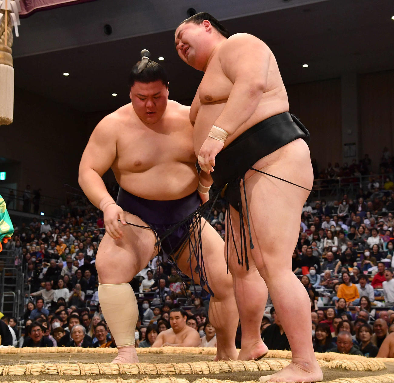 寄り切りで義ノ富士（左）に敗れ、悔しそうな表情を見せる正代（撮影・岩下翔太）
