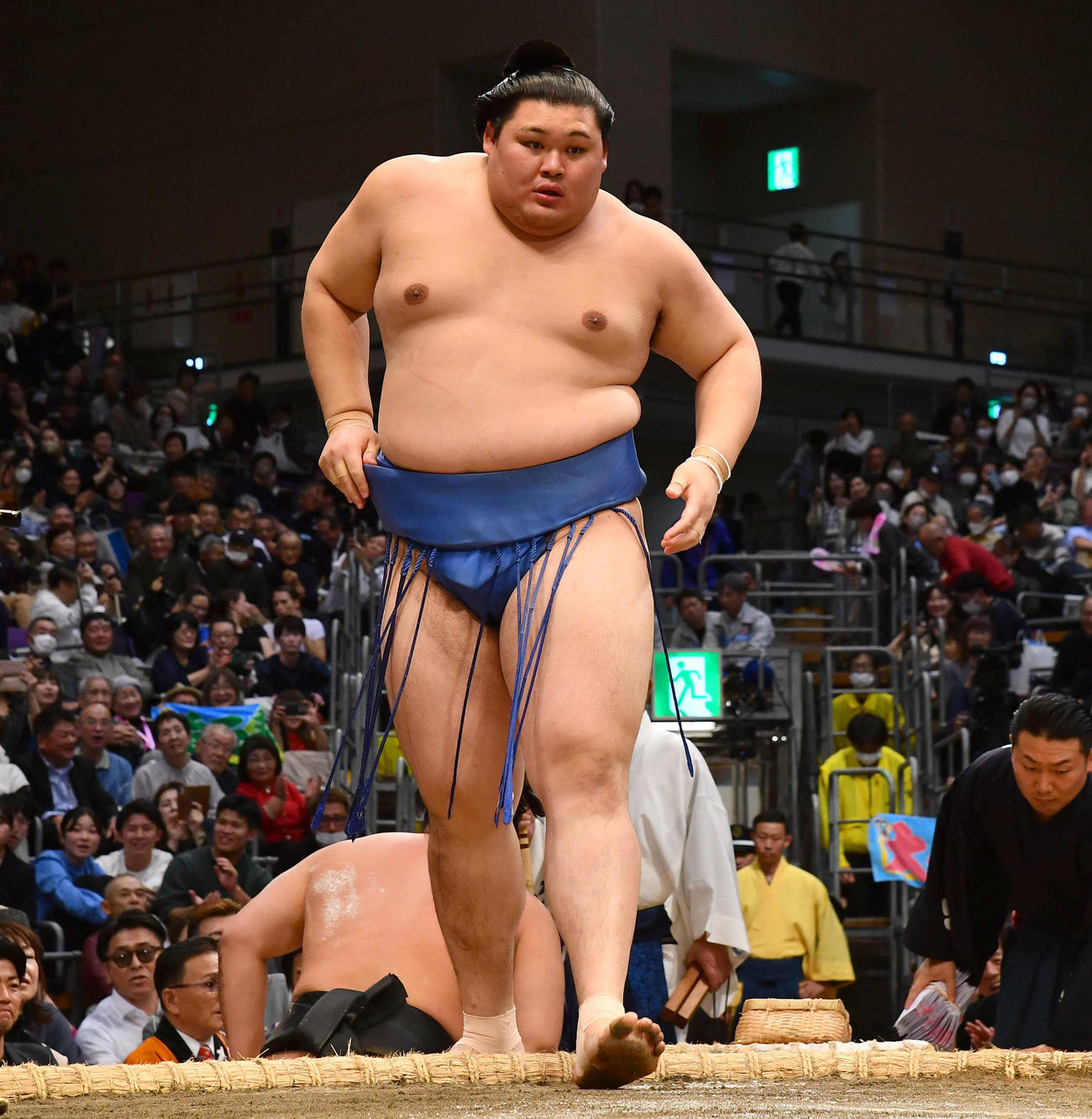 寄り倒しで若元春を下した大の里（撮影・岩下翔太）