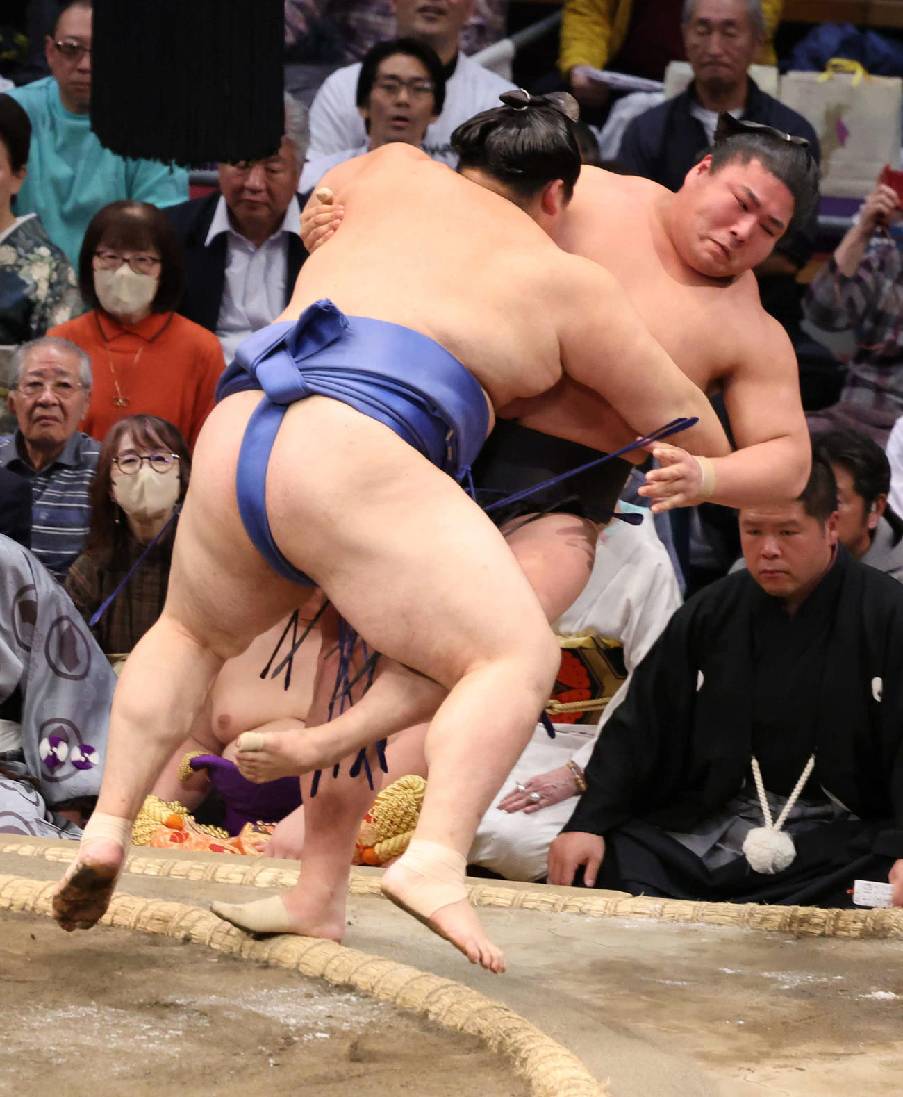 大の里（左）は若元春を寄り倒しながらジャンプ（撮影・西尾就之）