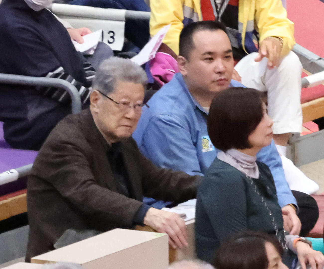 ミルクボーイ内海（右）は元NHKアナウンサーの杉山邦博氏と並んで相撲観戦（撮影・西尾就之）