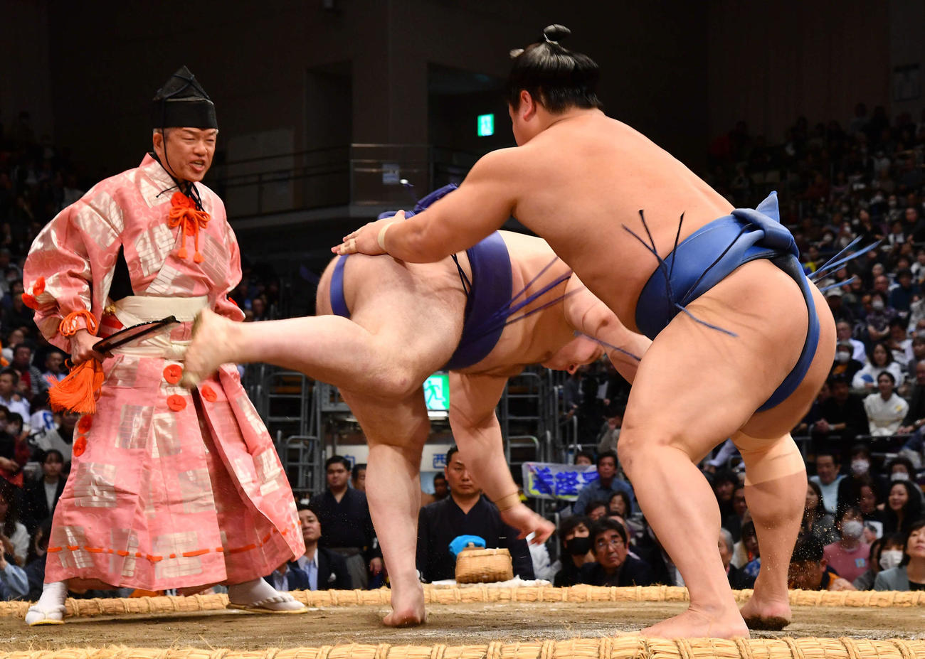 立ち合いで若隆景（右）に左にかわされ、体勢を崩す安青錦（撮影・岩下翔太）