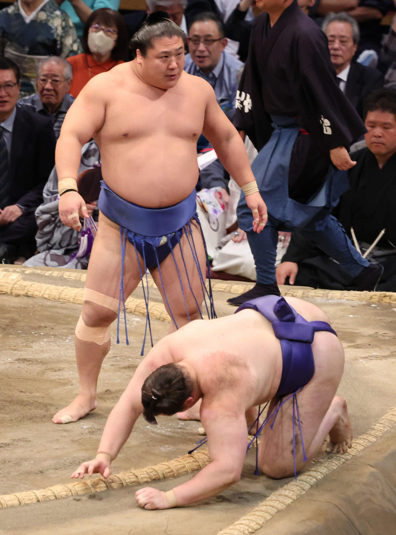 立ち合いで変化した若隆景が送り倒しで安青錦に土を付けるとともに初日を出した（撮影・西尾就之）