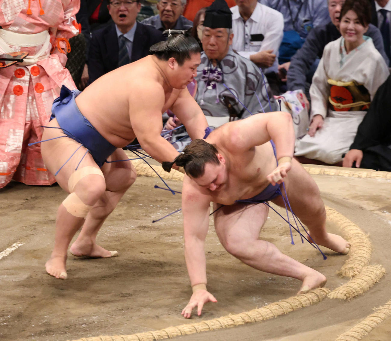 立ち合いで変化した若隆景が送り倒しで安青錦に土を付けるとともに初日を出した（撮影・西尾就之）