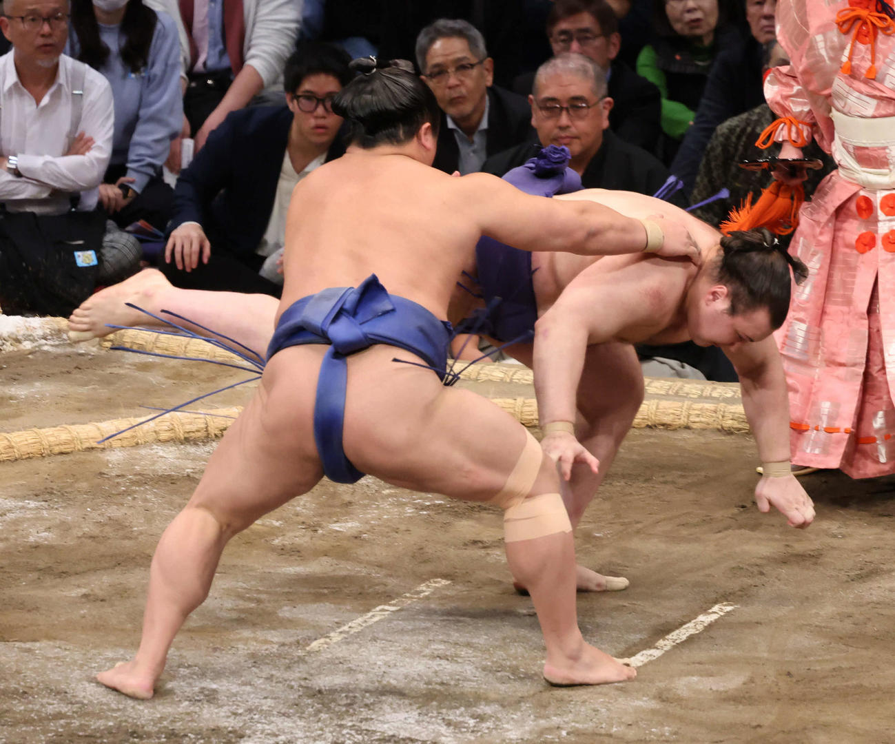 立ち合いで変化した若隆景が送り倒しで安青錦に土を付けるとともに初日を出した（撮影・西尾就之）