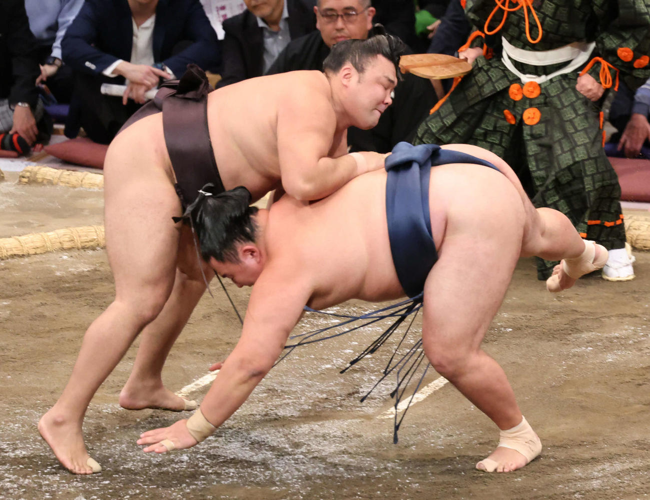 霧島が、はたき込みで玉鷲に勝った（撮影・西尾就之）
