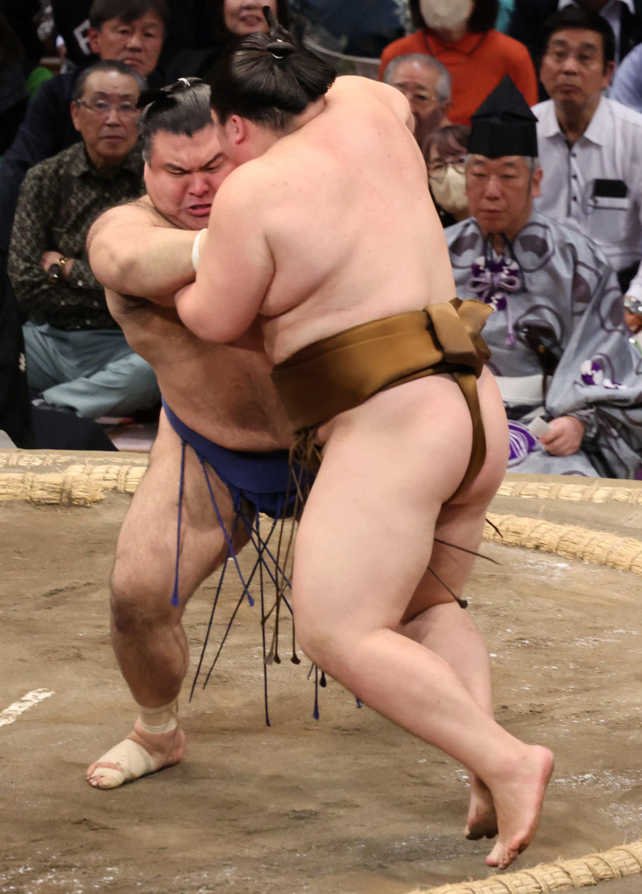 高安が押し出しで王鵬から勝利（撮影・西尾就之）