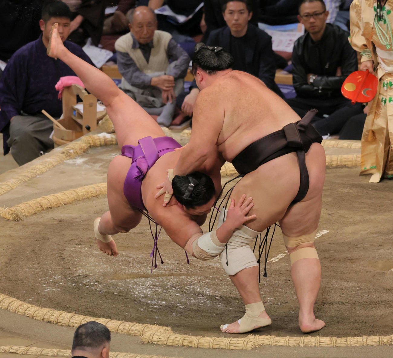 朝乃山（右）は尊富士を突き落としで破る（撮影・宮崎幸一）