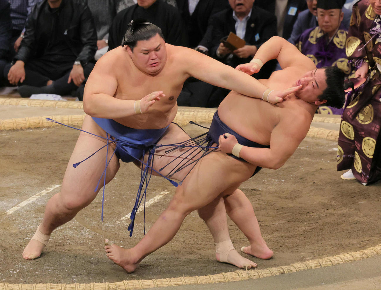 大の里（左）は平戸海を押し倒しで破る（撮影・宮崎幸一）