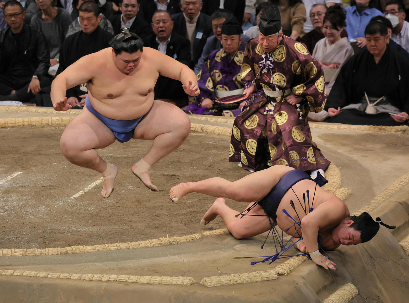 大の里（左）は平戸海を押し倒しで破りジャンプする（撮影・宮崎幸一）