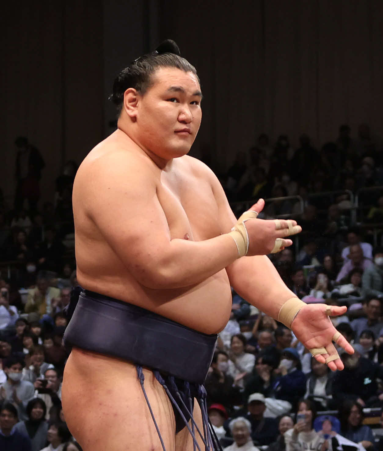 豊昇龍は若元春の立ち合い変化についていけずはたき込みで2敗目を喫し手についた砂を払う（撮影・西尾就之）