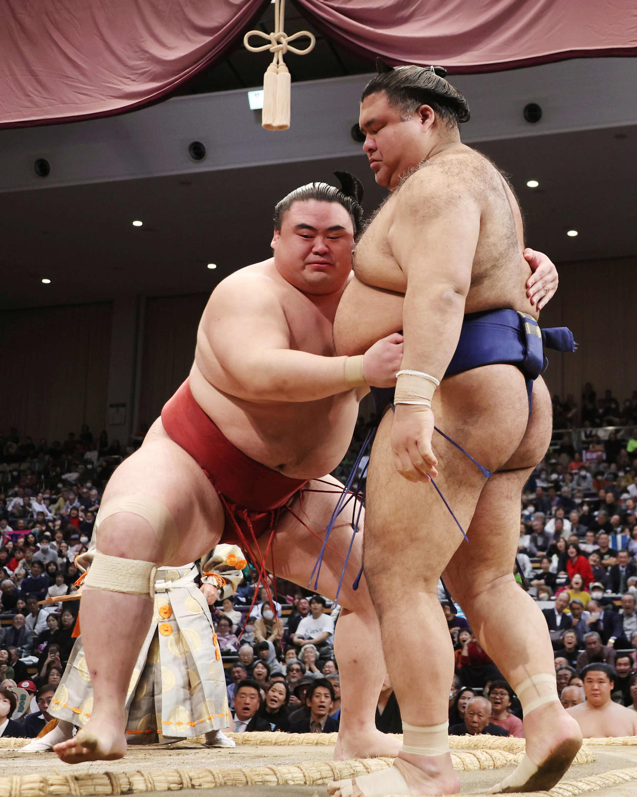 この日が誕生日の隆の勝は寄り切りで高安に勝ち、初日を出した（撮影・西尾就之）