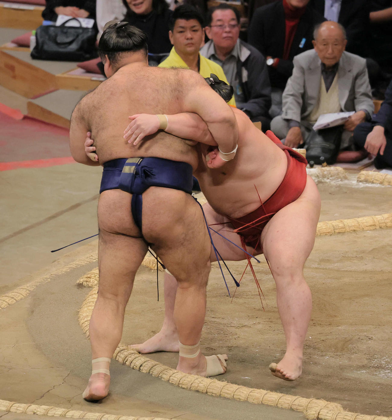 隆の勝（右）高安を寄り切りで破る（撮影・宮崎幸一）