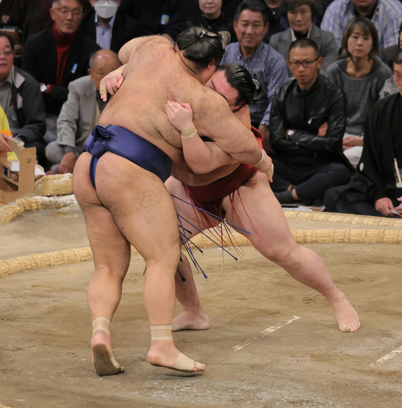 隆の勝（右）高安を寄り切りで破る（撮影・宮崎幸一）