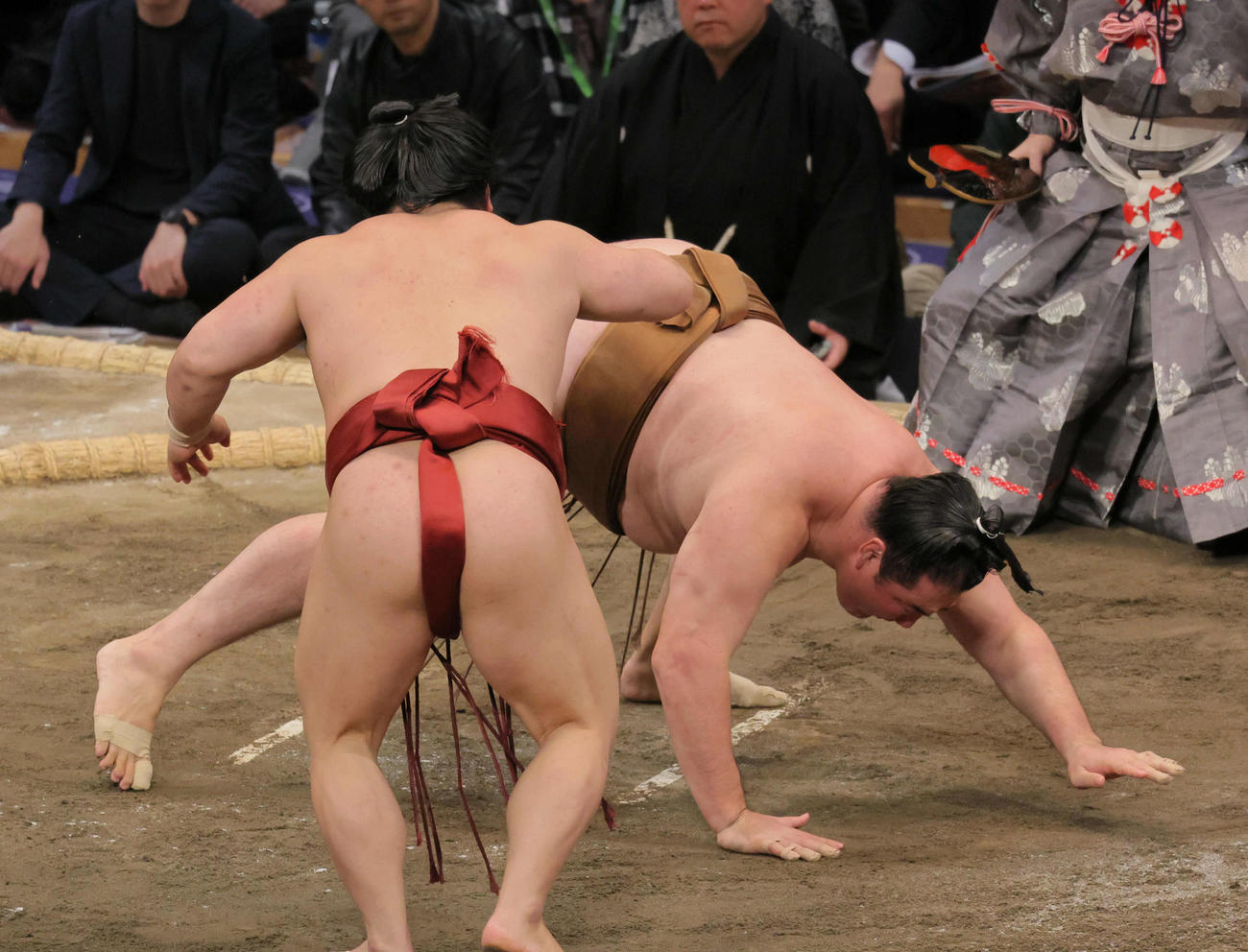 朝紅龍（手前）は竜電をはたき込みで破る（撮影・宮崎幸一）