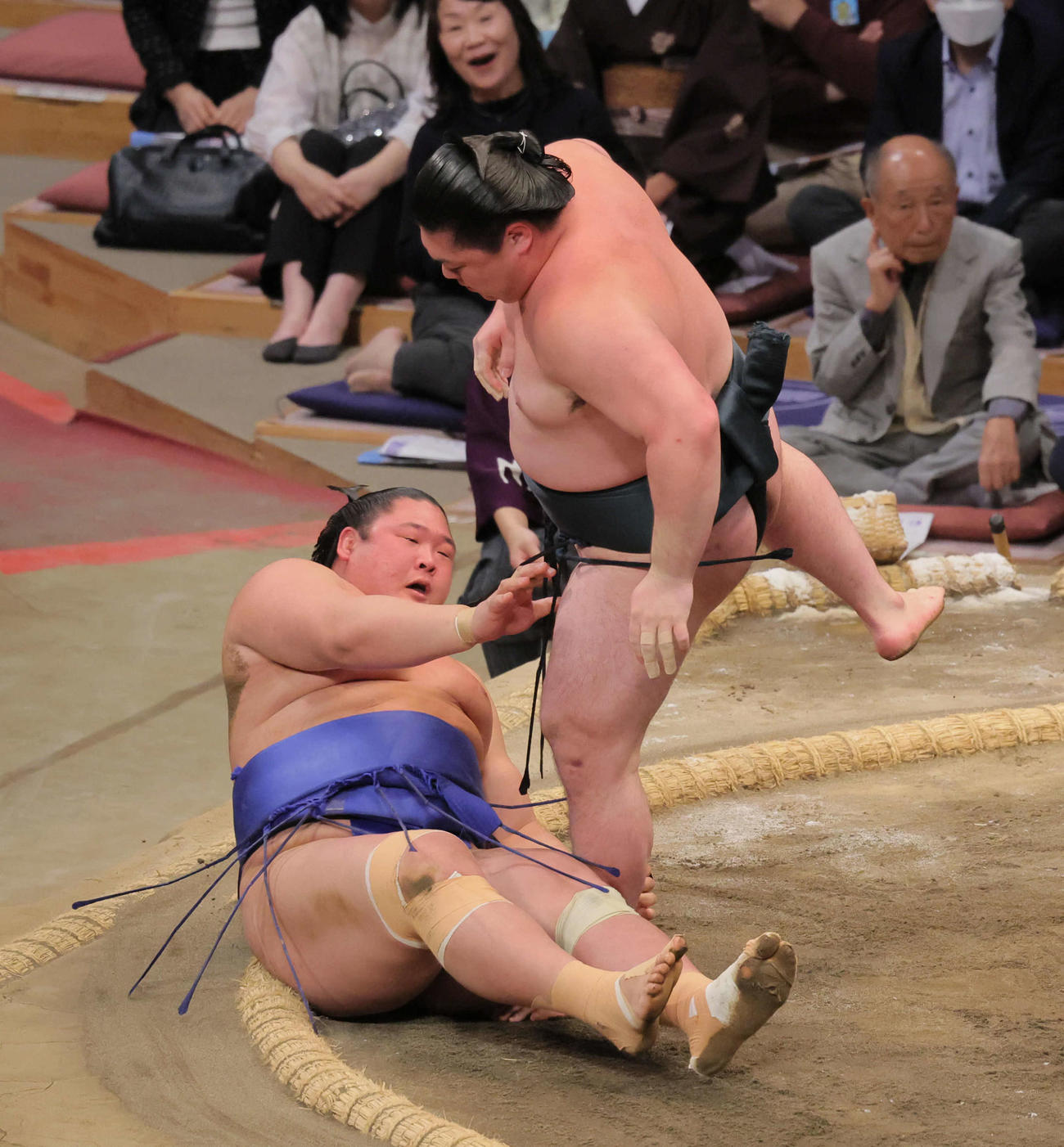 時疾風（右）は欧勝海を上手投げで破る（撮影・宮崎幸一）