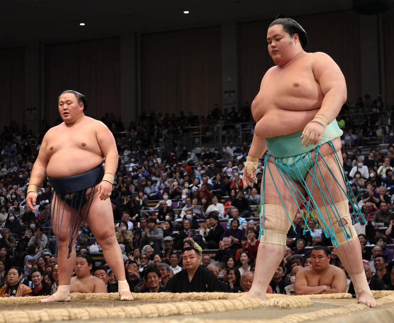玉鷲（左）に敗れた琴桜はガックリと引き揚げた（撮影・西尾就之）