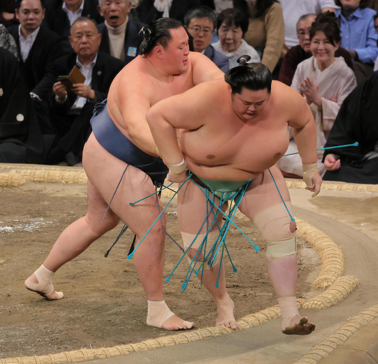 玉鷲（左）に送り出しで敗れる琴桜（撮影・宮崎幸一）