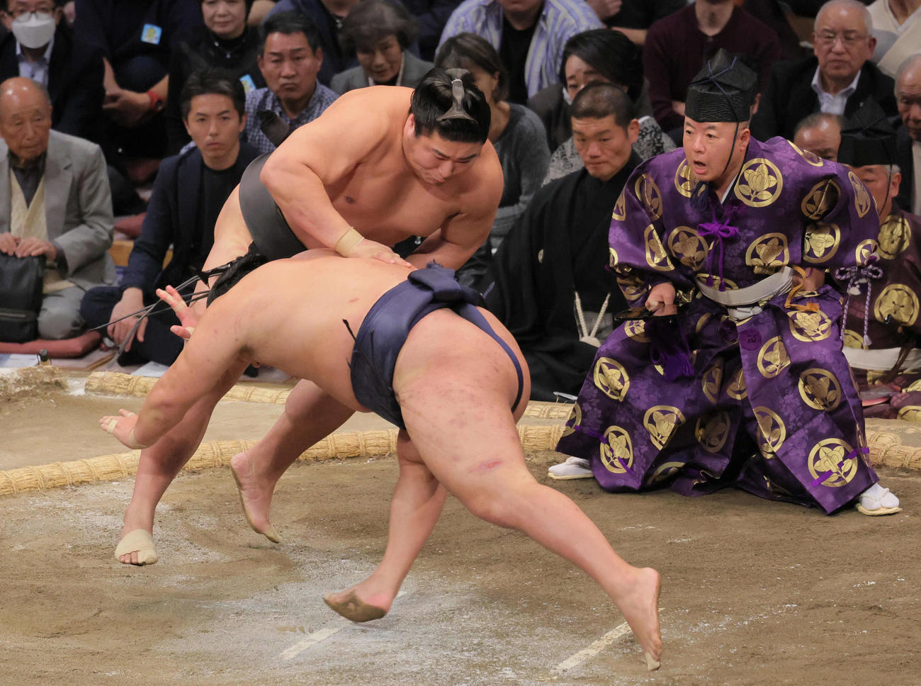 若元春（後方）は豊昇龍をはたき込みで破る（撮影・宮崎幸一）