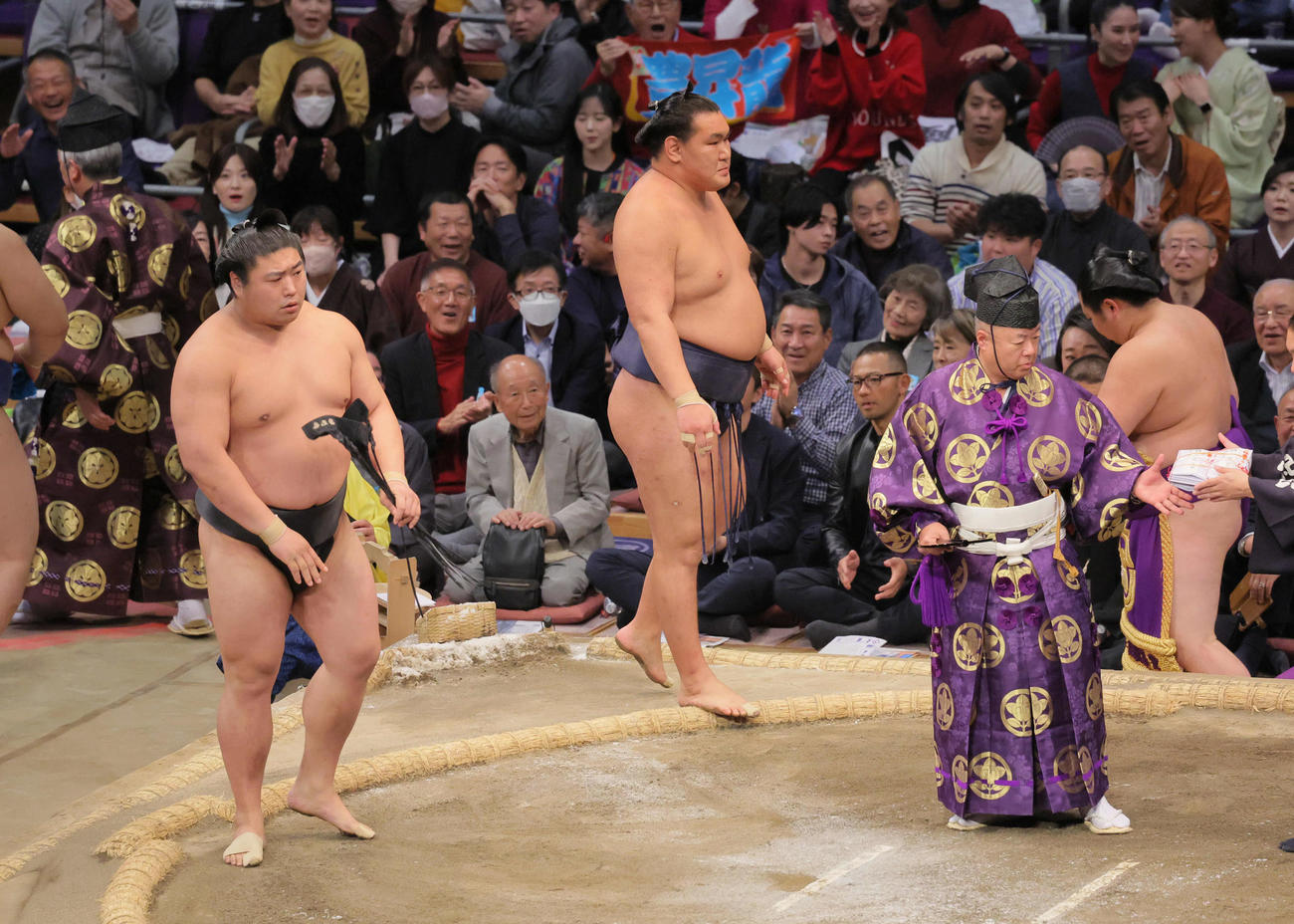 若元春（左）は豊昇龍をはたき込みで破る（撮影・宮崎幸一）
