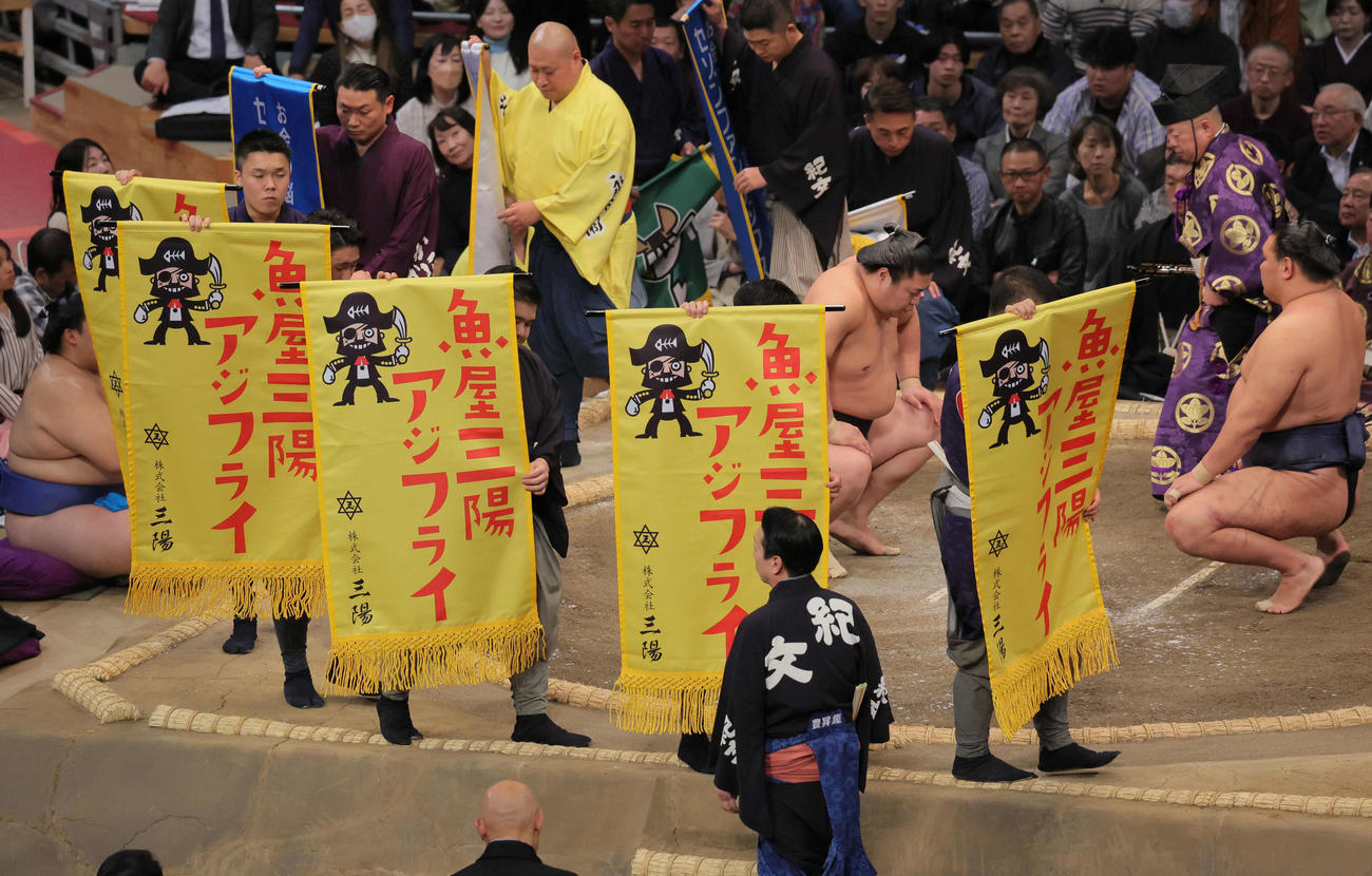 若元春ー豊昇龍戦に掛かったアジフライの懸賞（撮影・宮崎幸一）