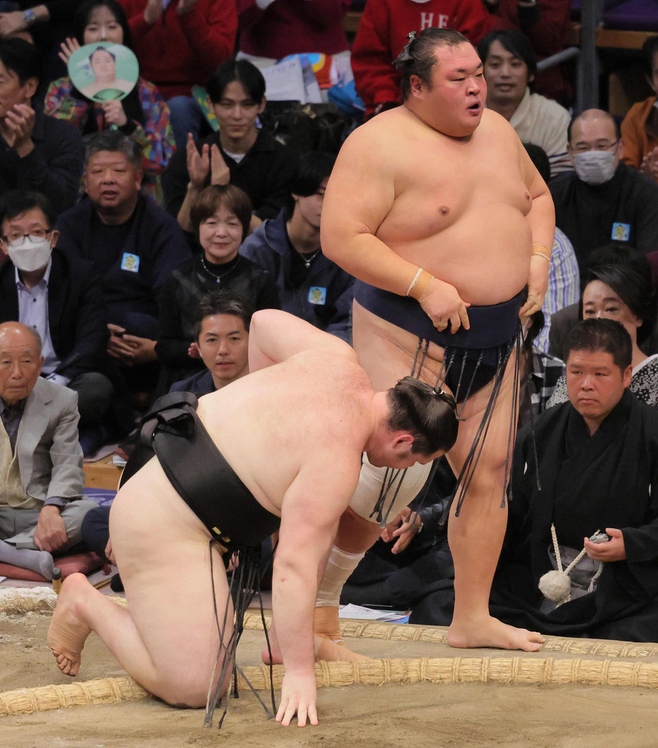 友風（右）は獅司を上手投げで破る（撮影・宮崎幸一）