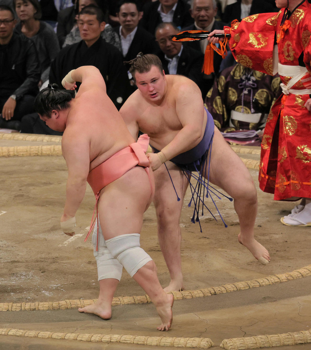 安青錦（右）は宇良を寄り切りで破る（撮影・宮崎幸一）