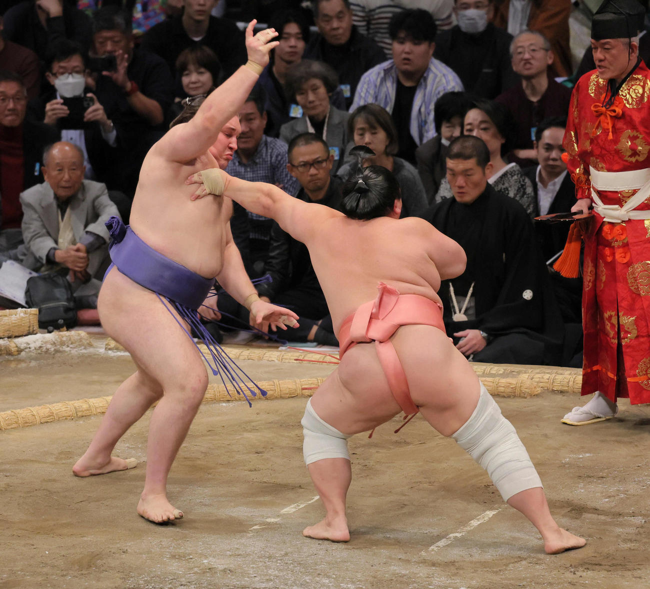 安青錦（左）は宇良を寄り切りで破る（撮影・宮崎幸一）