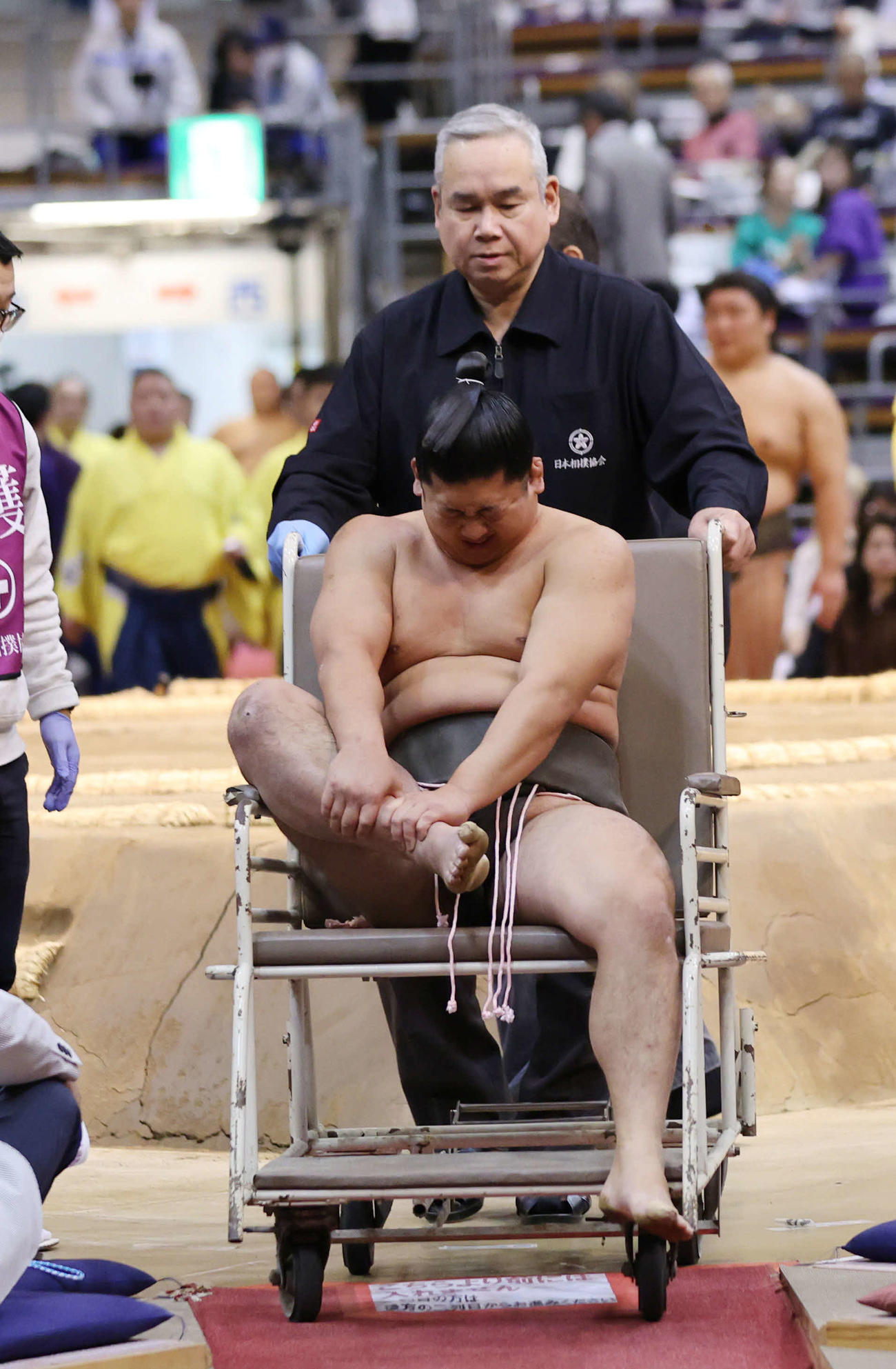幕下の東俊隆は取組中に右足を痛め、車椅子で引き揚げる（撮影・西尾就之）