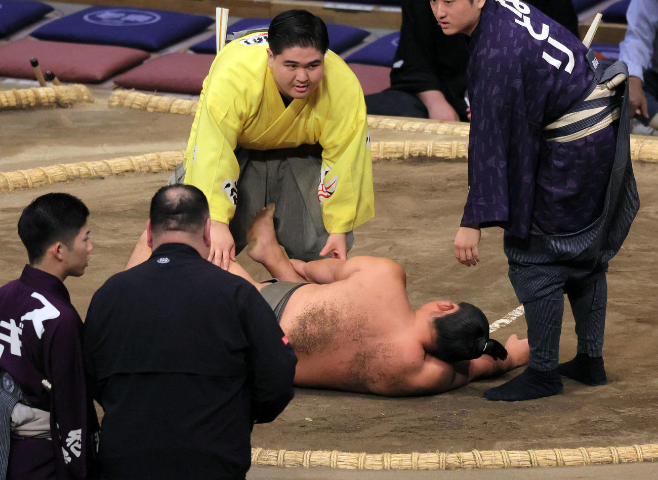 碇潟との一番で負傷した東俊隆（撮影・宮崎幸一）