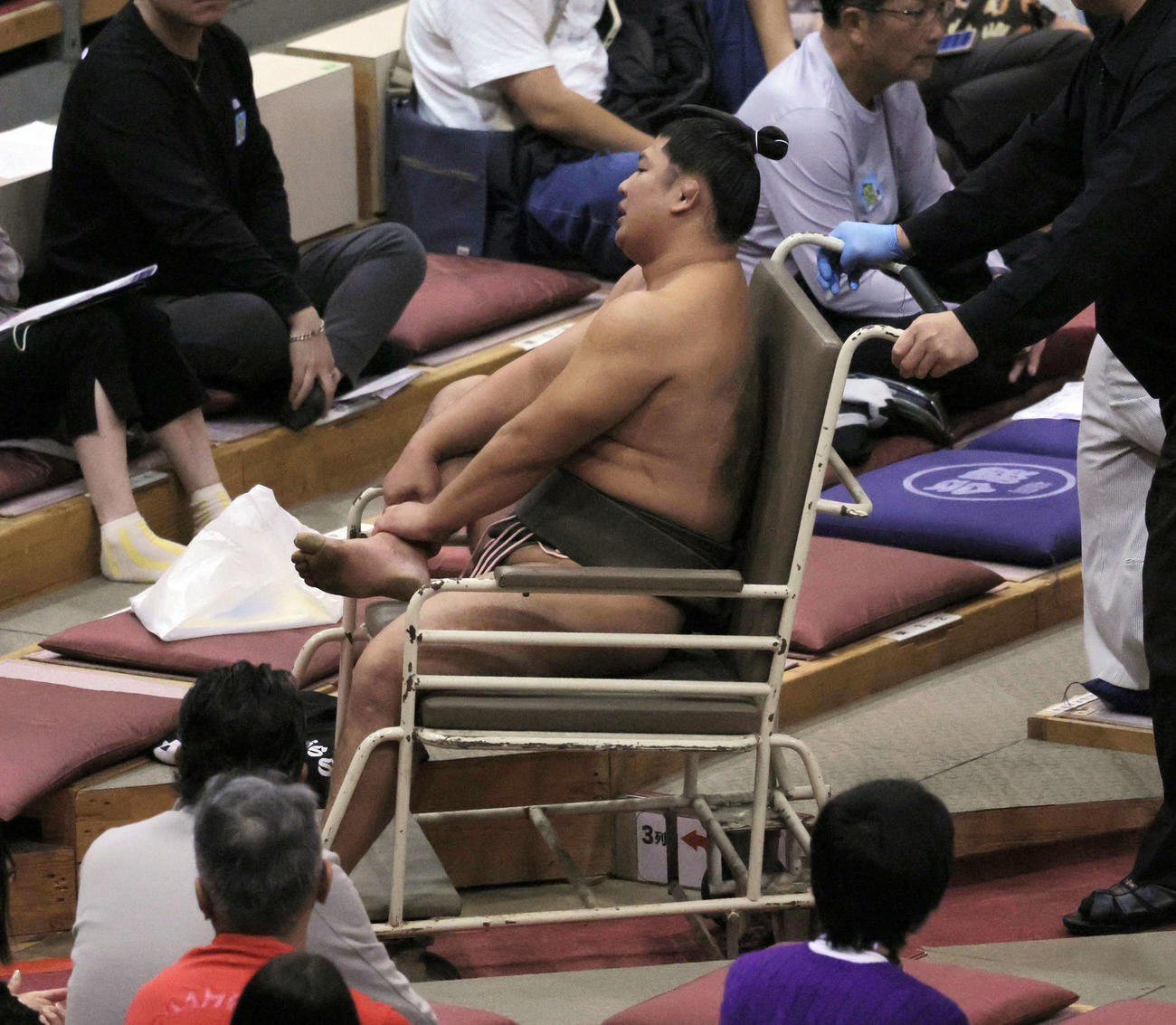 碇潟との一番で負傷した東俊隆（撮影・宮崎幸一）