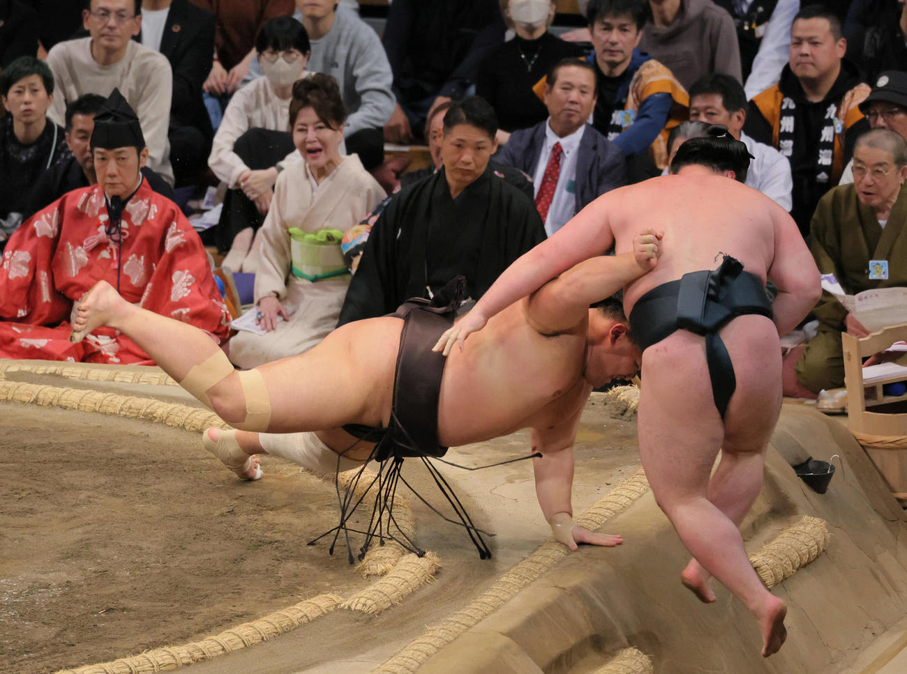 大相撲九州場所7日目　朝乃山（左）は時疾風を寄り切りで破る（撮影・宮崎幸一）