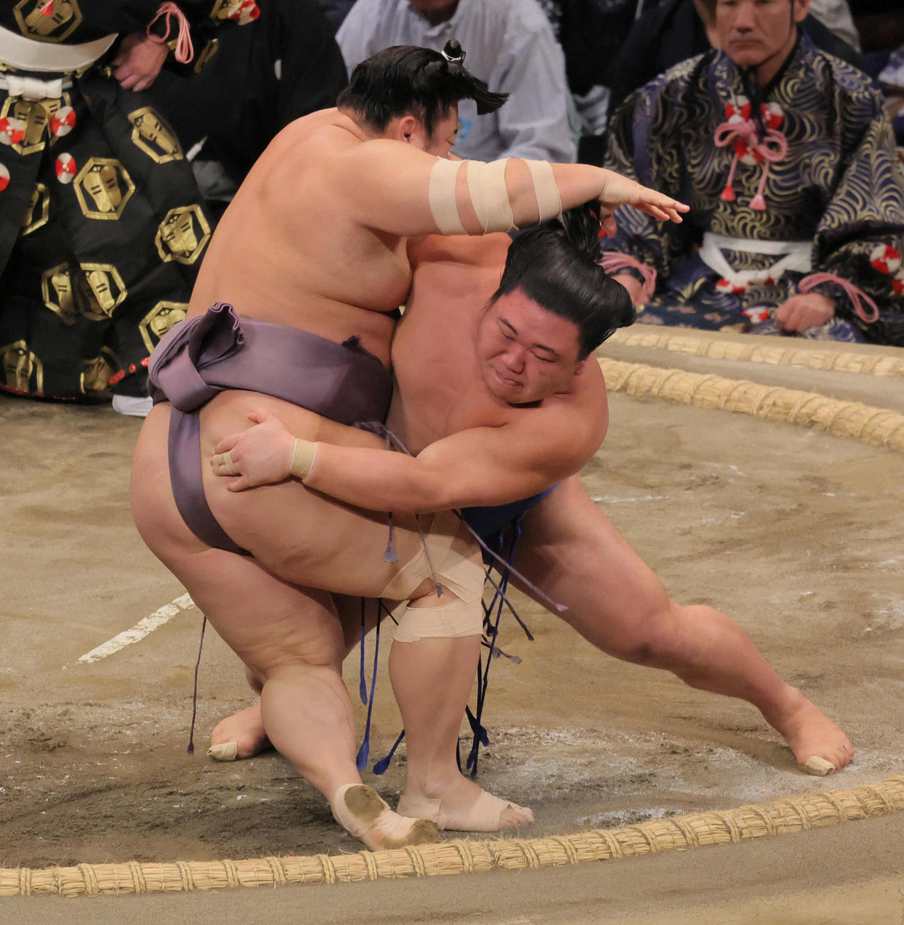 藤ノ川（右）は翔猿を押し出しで破る（撮影・宮崎幸一）
