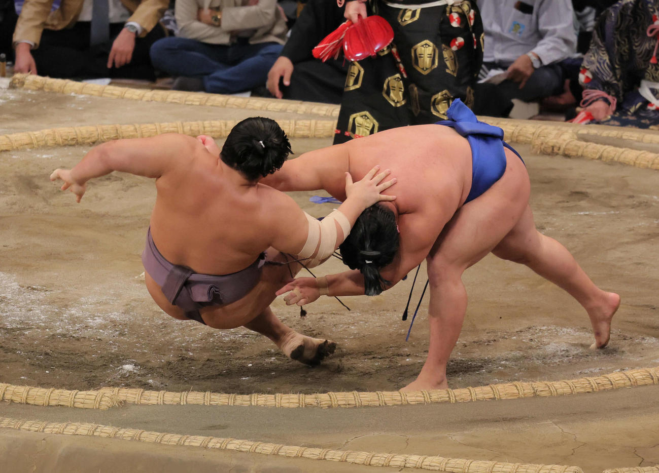 藤ノ川（右）は翔猿を押し出しで破る（撮影・宮崎幸一）