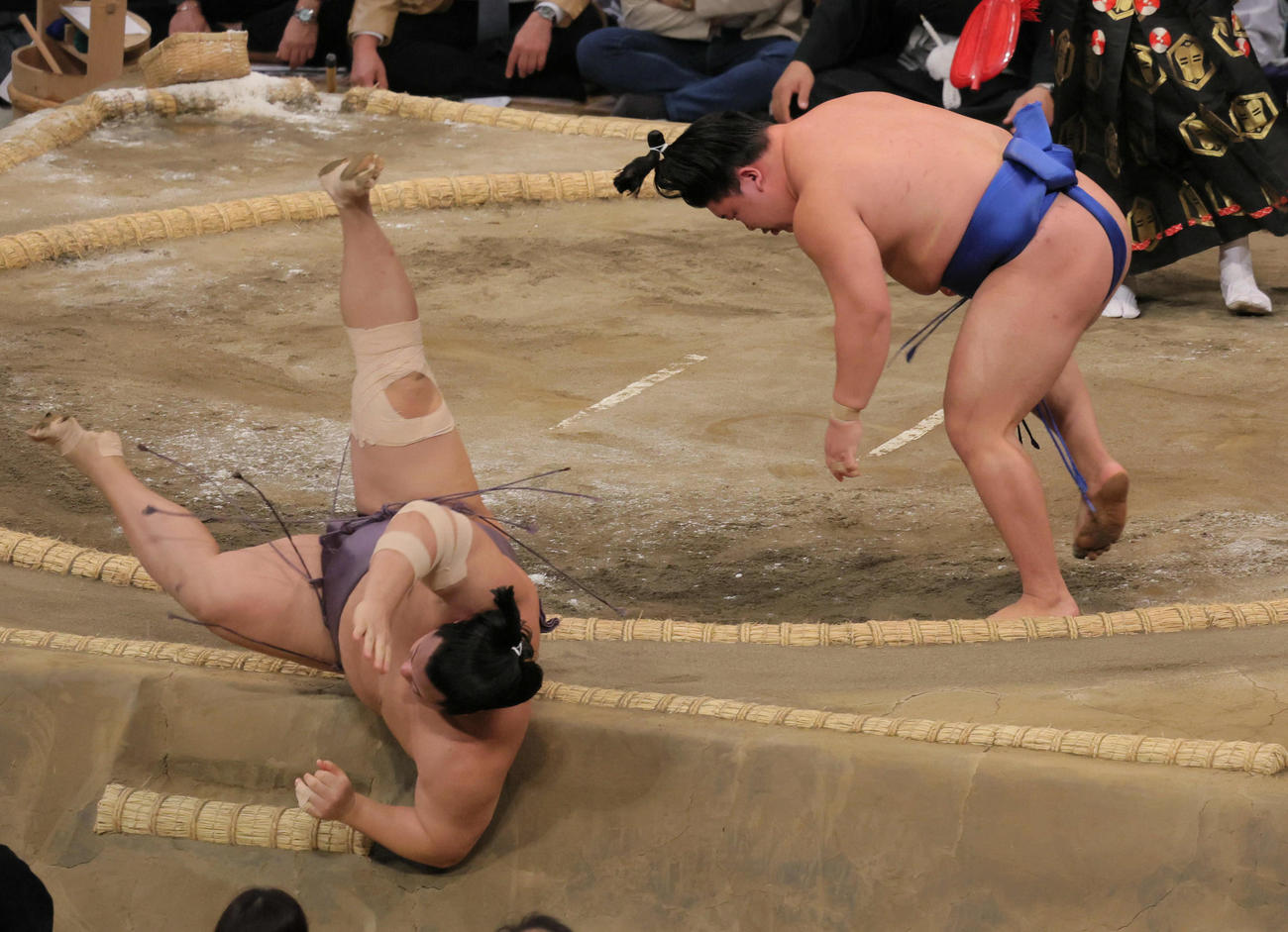 藤ノ川（右）は翔猿を押し出しで破る（撮影・宮崎幸一）