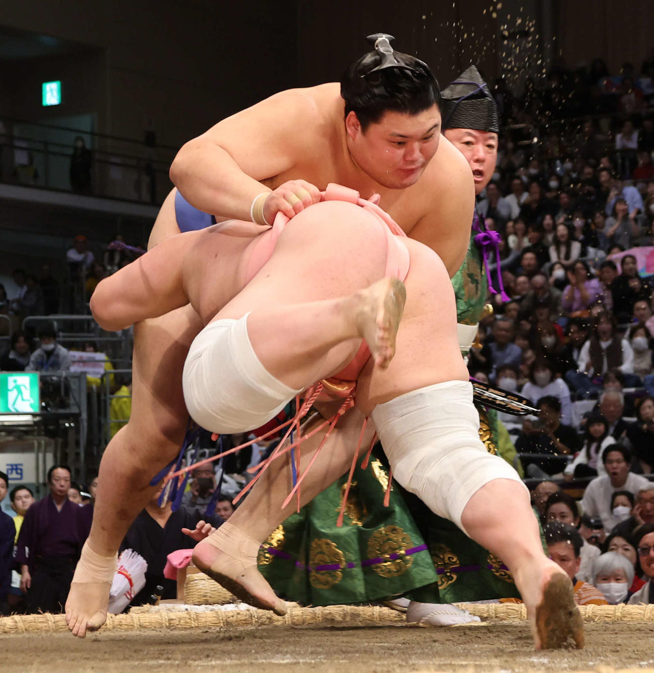 押し込まれた大の里だが、上手ひねりで宇良を下し全勝をキープ（撮影・西尾就之）