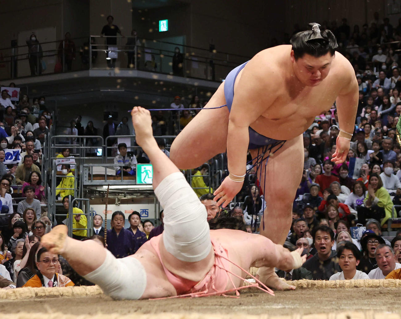 押し込まれた大の里だが、上手ひねりで宇良を下し全勝をキープ（撮影・西尾就之）