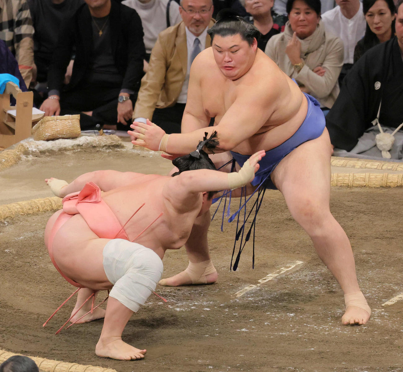 大の里（右）の攻めを低い体制でかわす宇良（撮影・宮崎幸一）