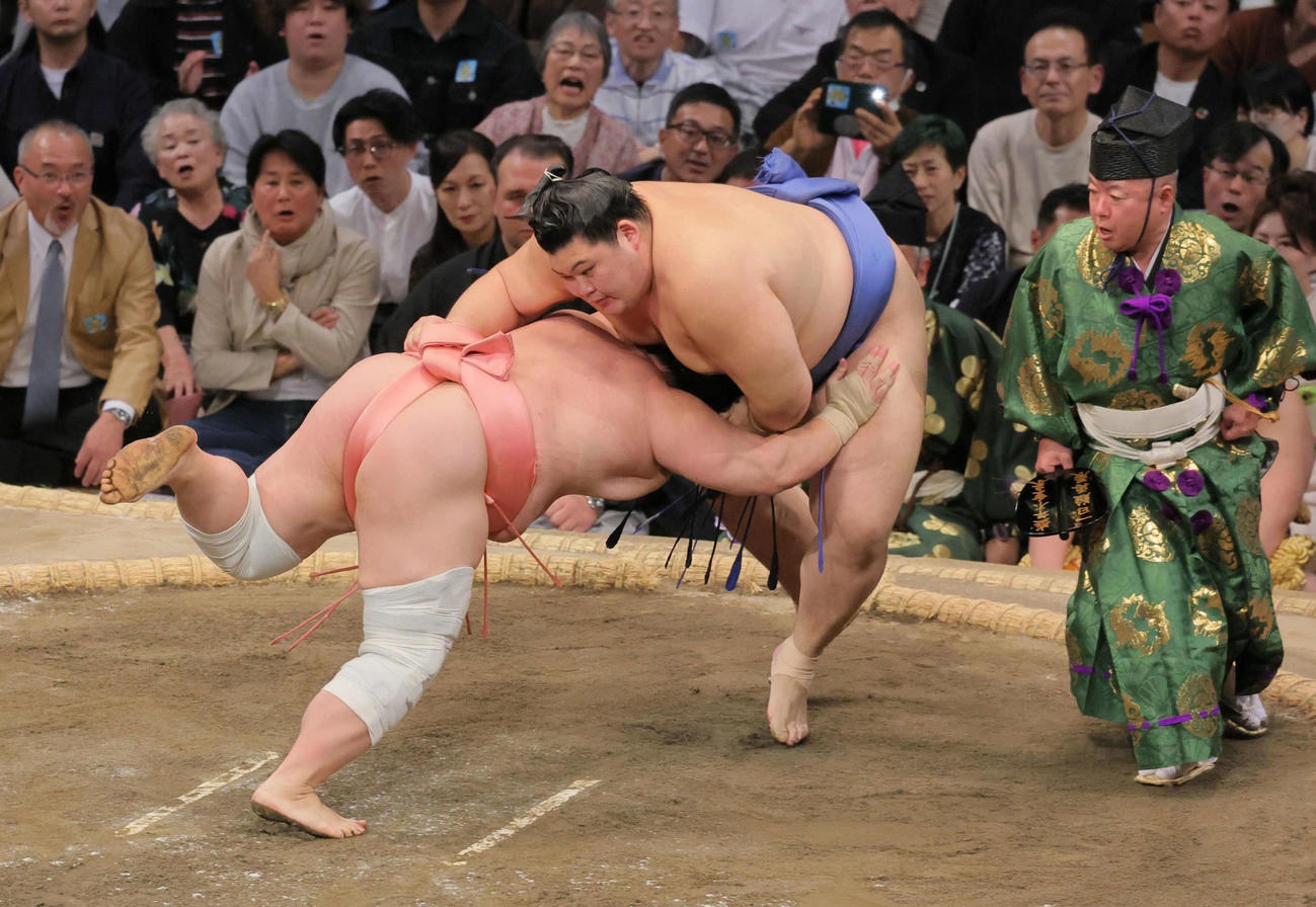 大の里（右）は宇良を上手ひねりで破る（撮影・宮崎幸一）