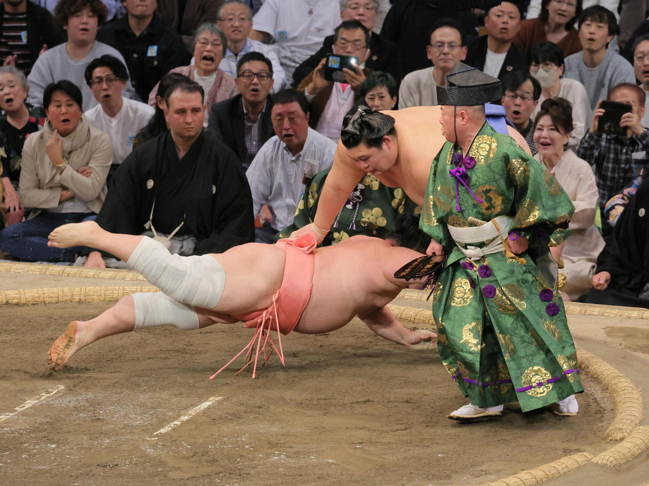 大の里（右）は宇良を上手ひねりで破る（撮影・宮崎幸一）
