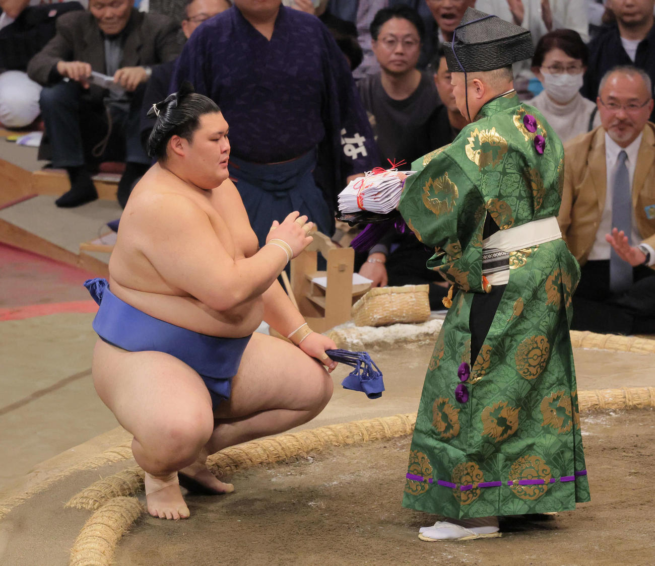 大の里は宇良を上手ひねりで破り、大量の懸賞金を受け取る（撮影・宮崎幸一）