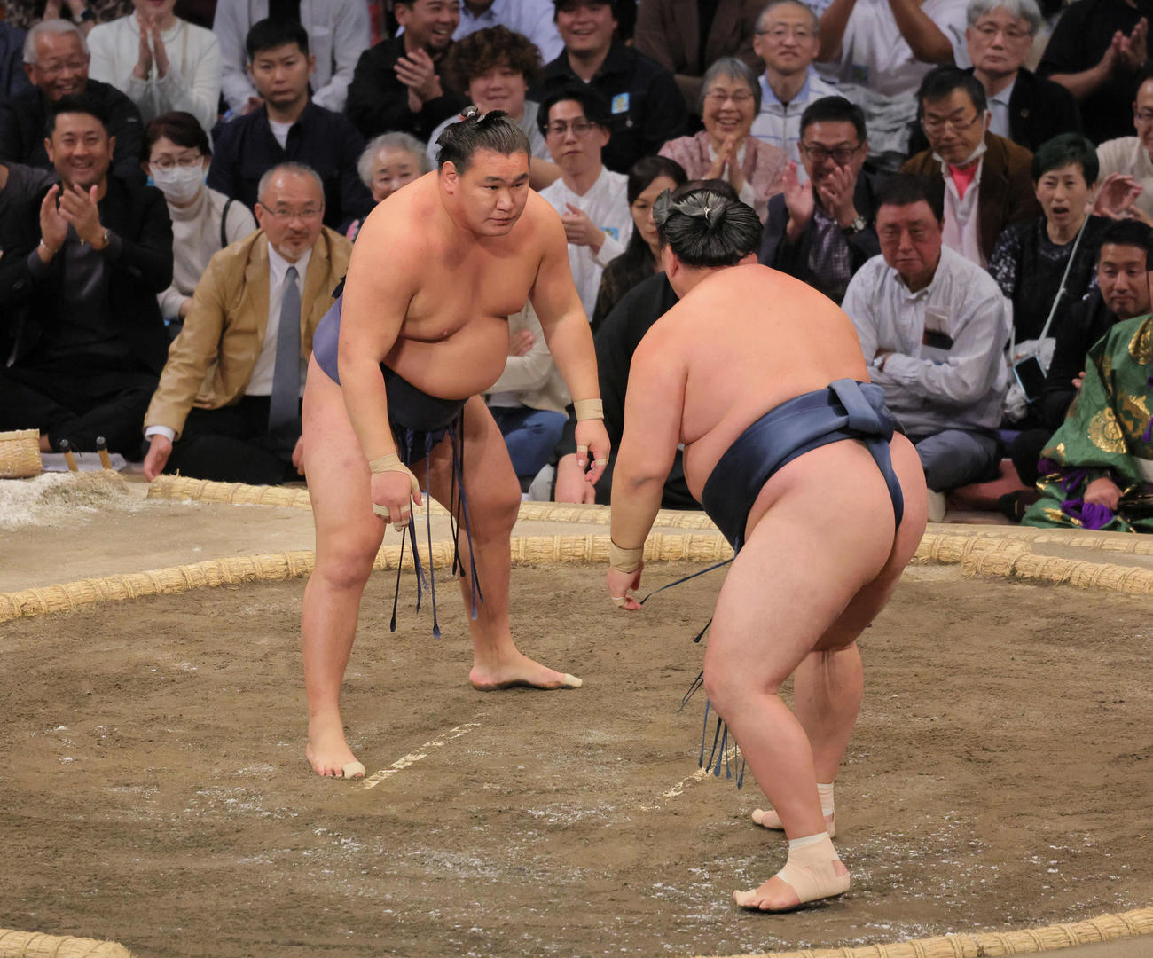 豊昇龍（左）は玉鷲とにらみ合う（撮影・宮崎幸一）