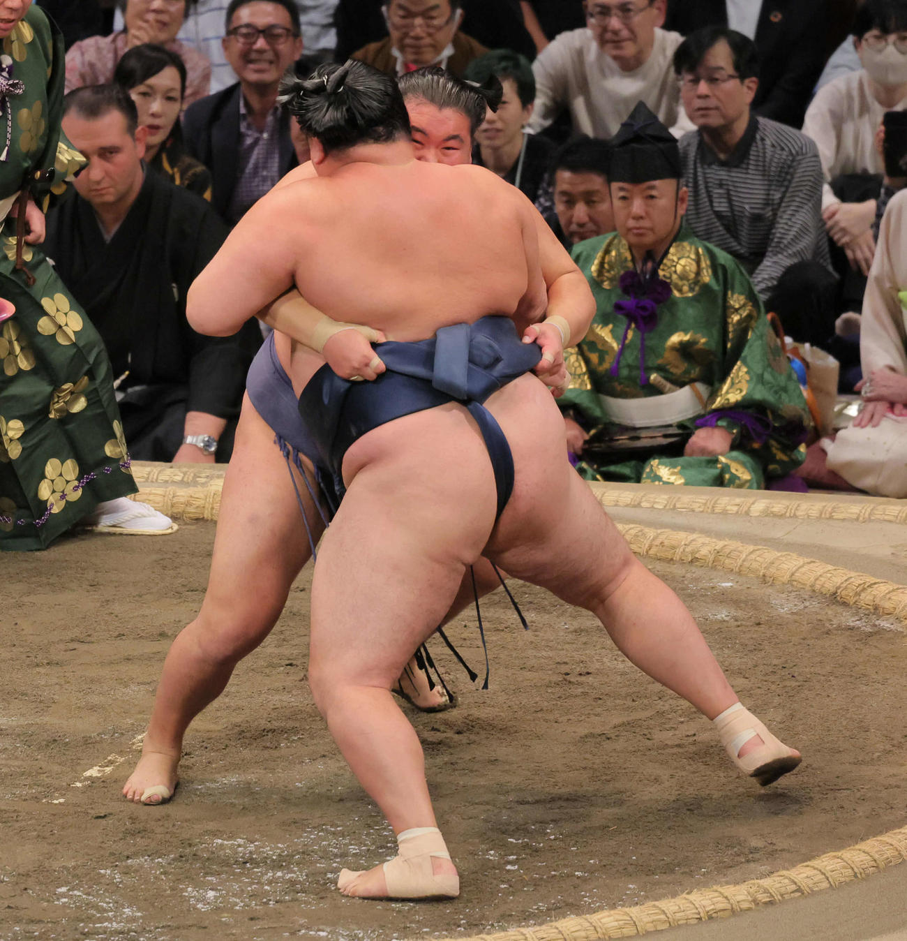 豊昇龍（後方）は玉鷲を寄り切りで破る（撮影・宮崎幸一）