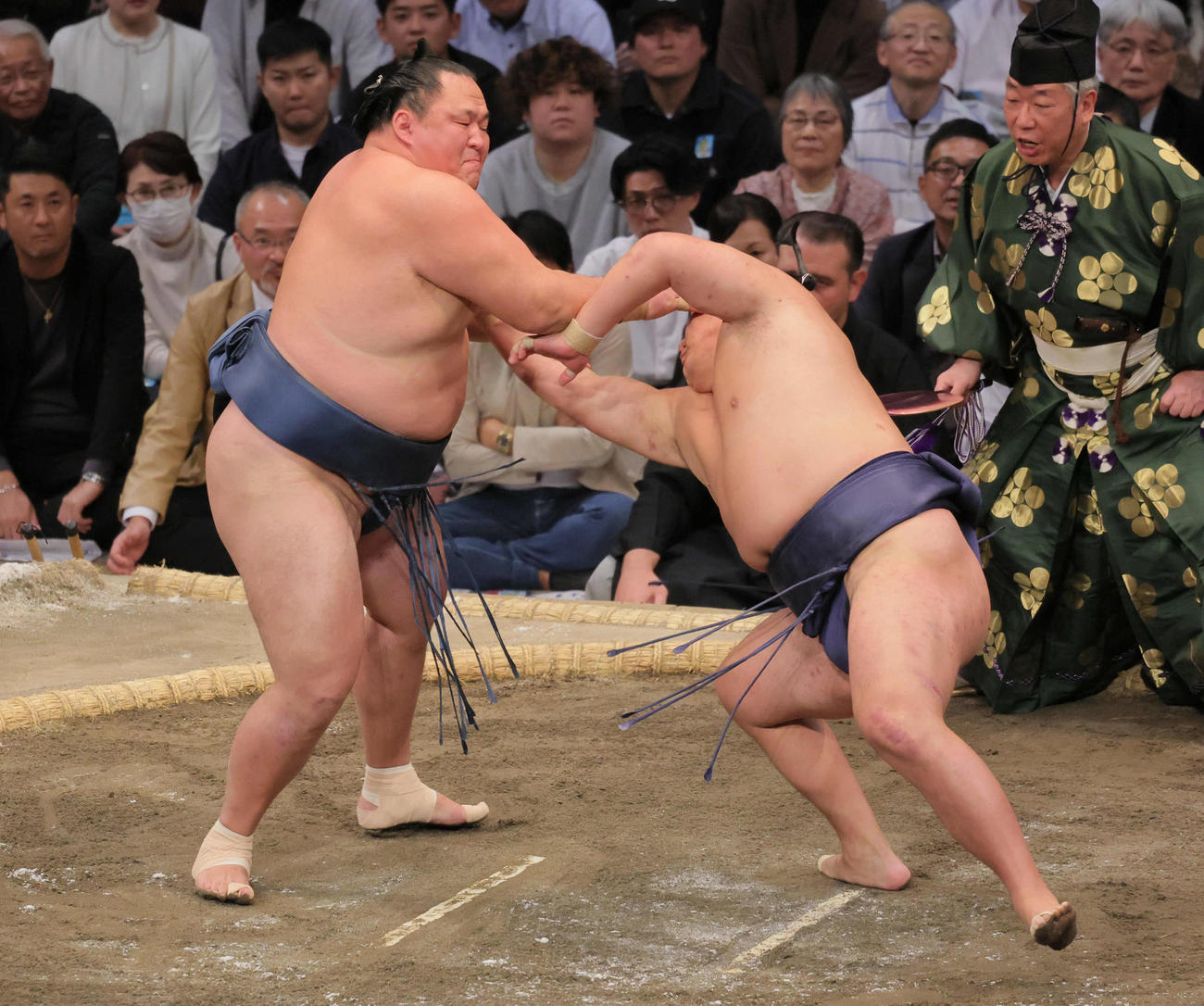 豊昇龍（右）をぐらつかせる玉鷲（撮影・宮崎幸一）