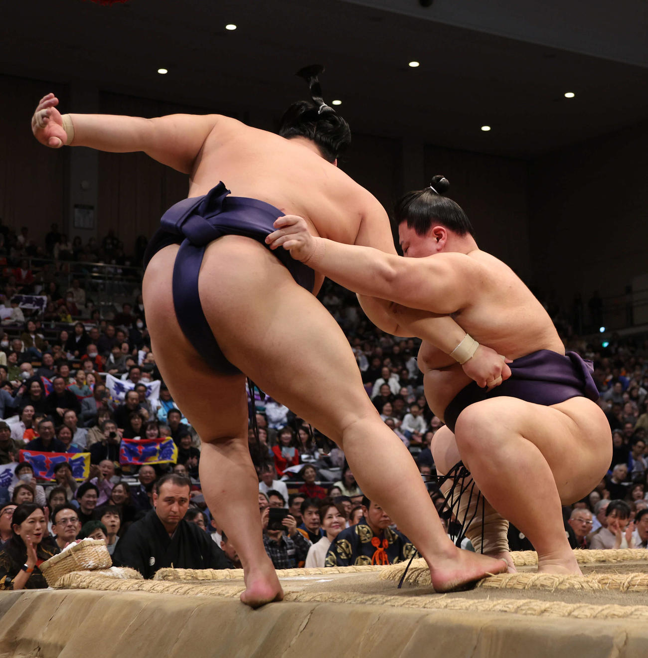 義ノ富士（左）は投げで平戸海を攻め、このあと寄り切りで勝利（撮影・西尾就之）