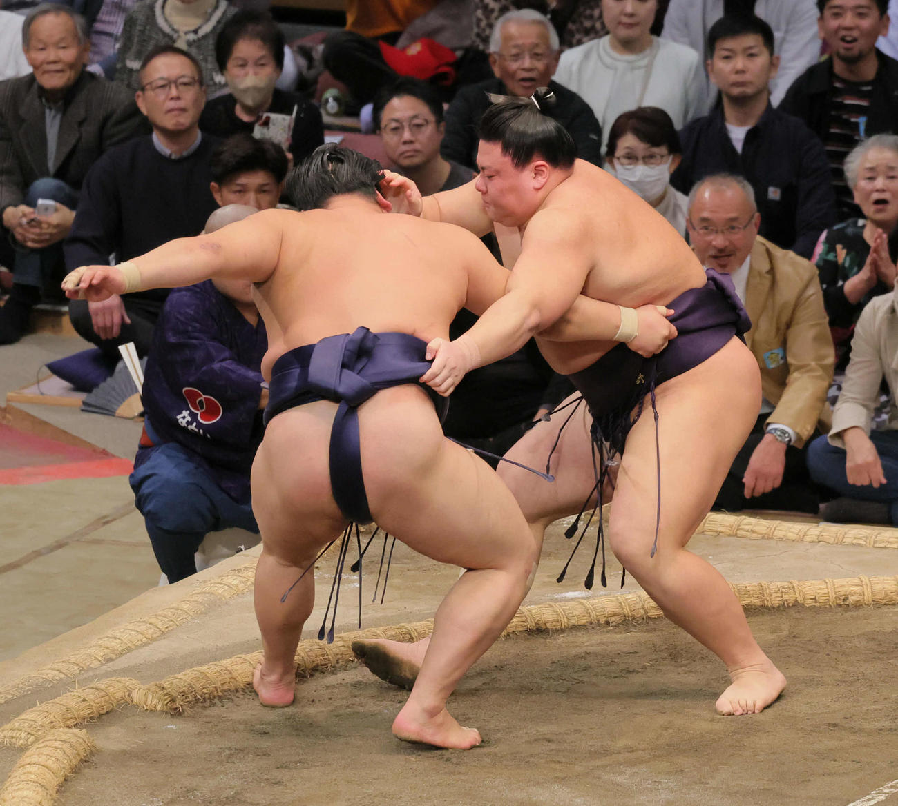 義ノ富士（右）は平戸海を寄り切りで破る（撮影・宮崎幸一）