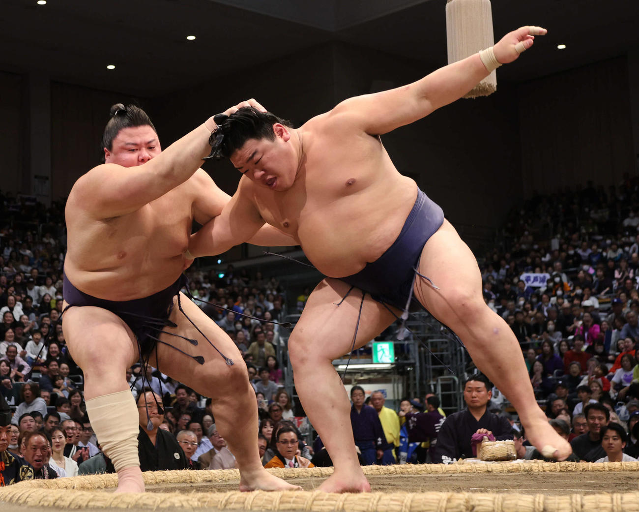 義ノ富士（左）は投げで平戸海を攻め、このあと寄り切りで勝利（撮影・西尾就之）